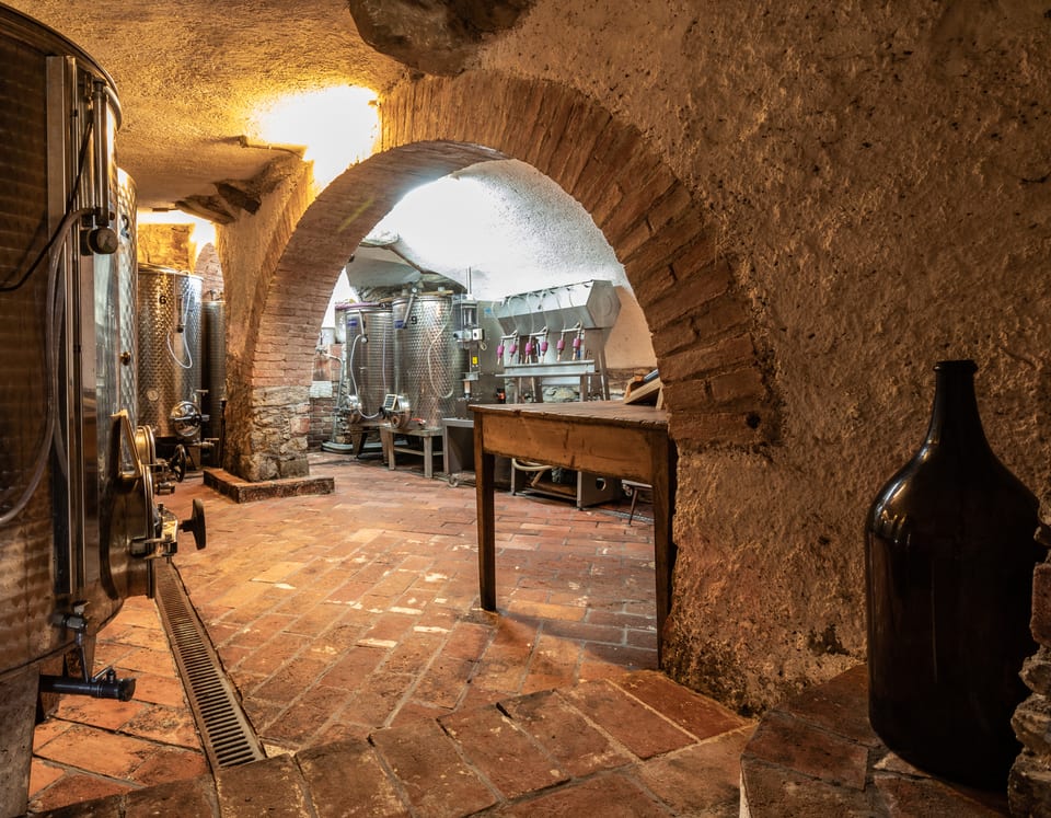 La cantina scavata nella roccia, con le vasche d’acciaio