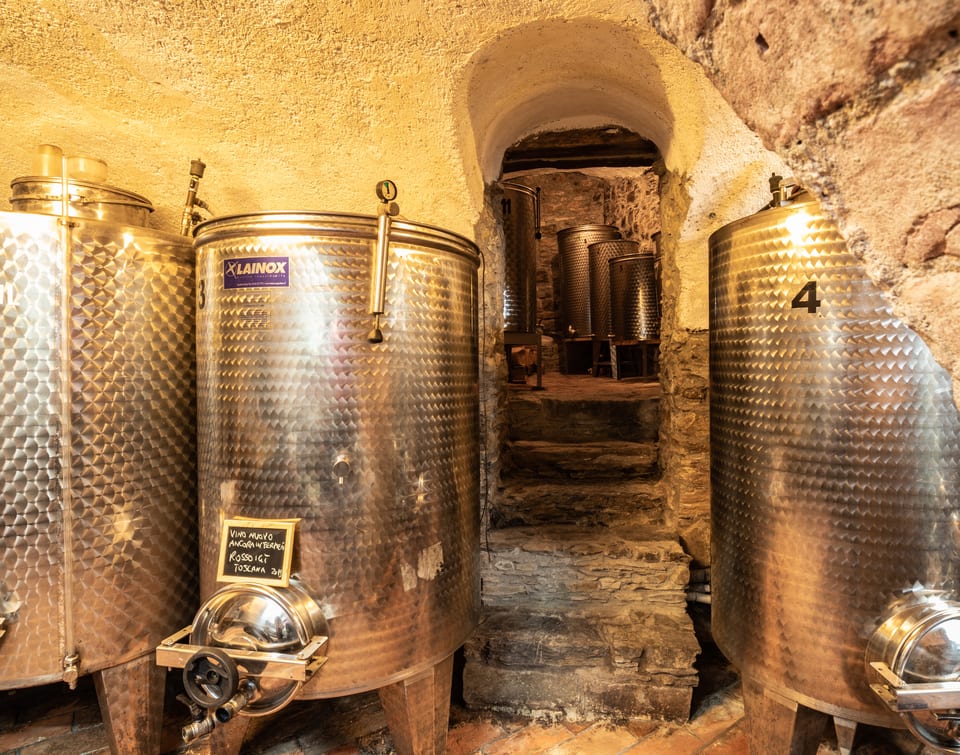 Le vasche di fermentazione tra le volte di pietra