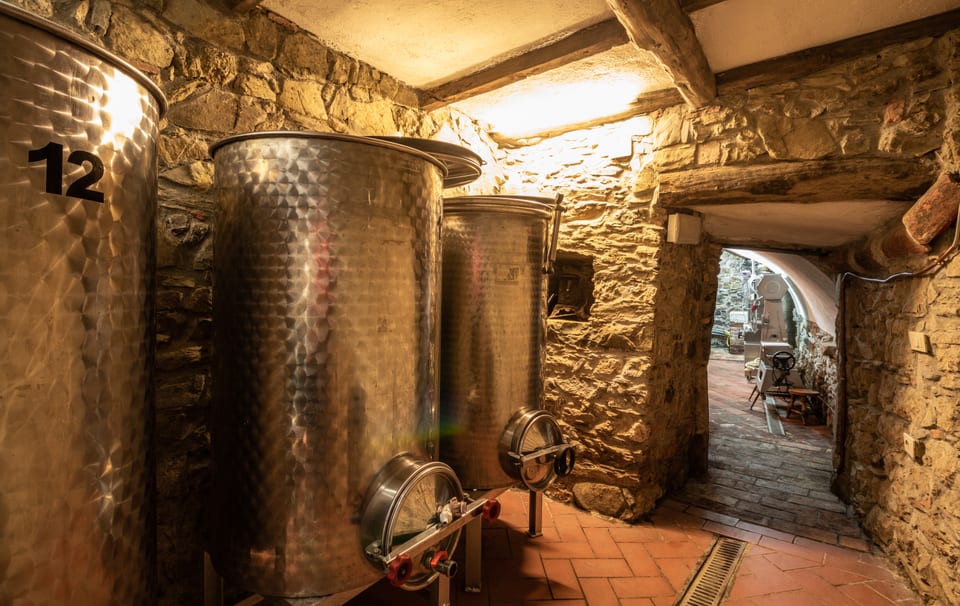 Il passaggio tra le sale della cantina storica