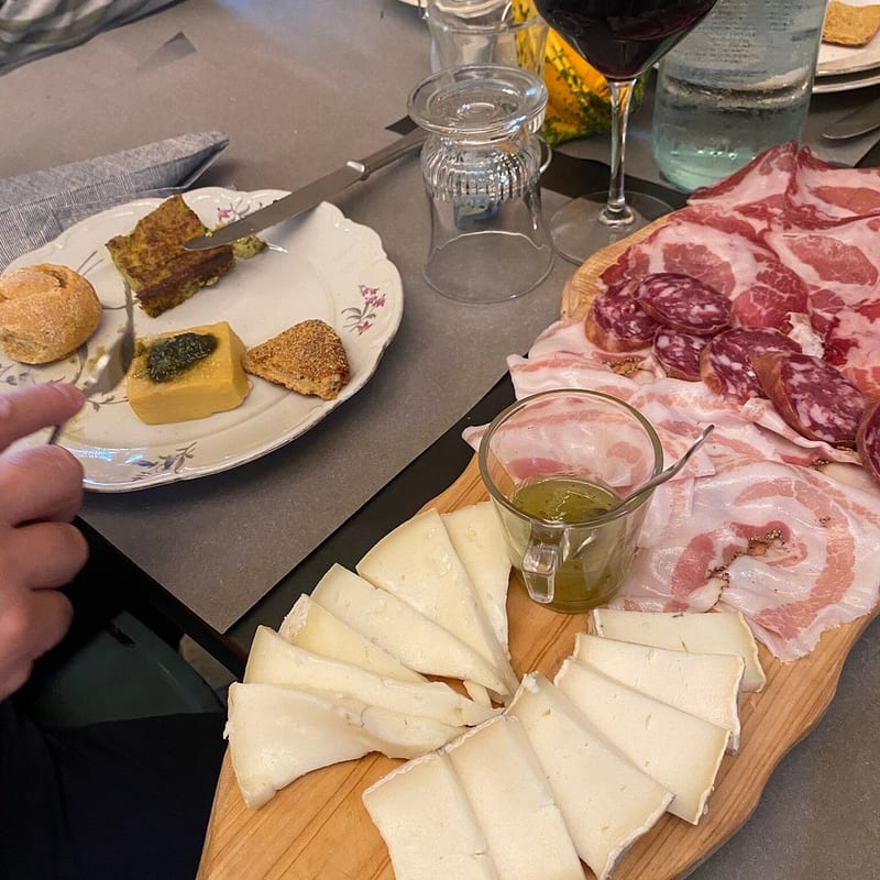 Tagliere di antipasti con focaccia fatta in casa