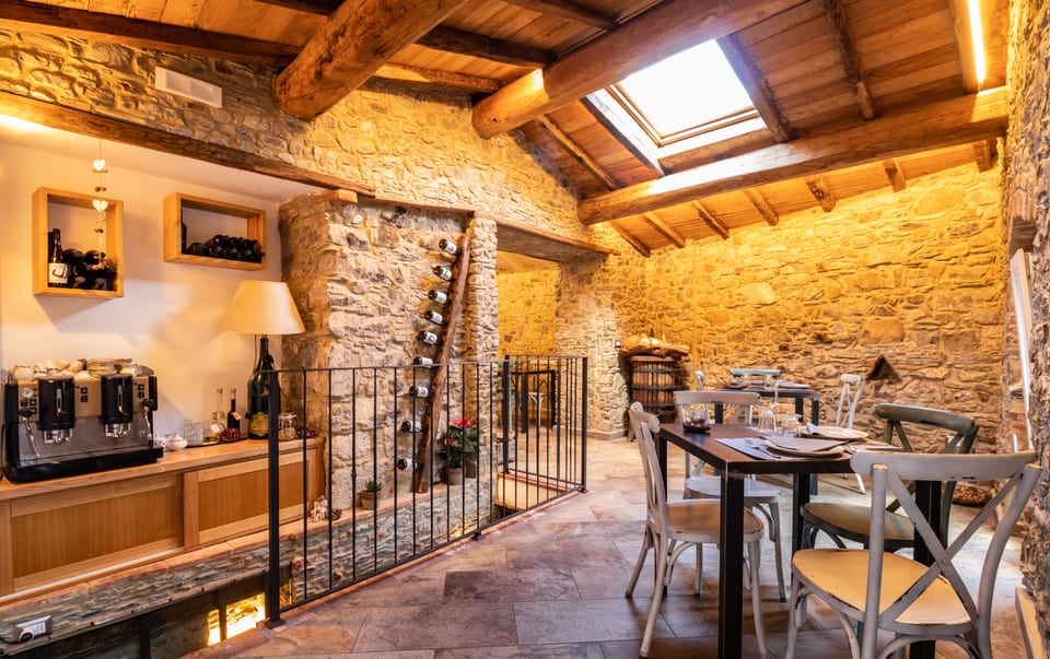 Interno del fienile ristrutturato, la sala del ristorante