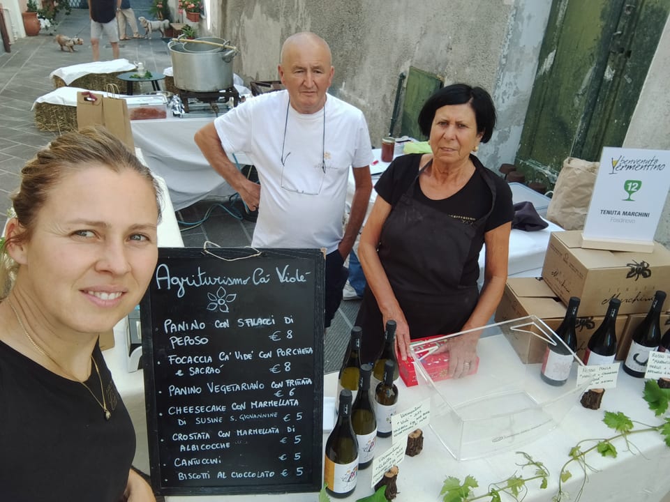 La famiglia di Cà Vidè al banco a una sagra di paese