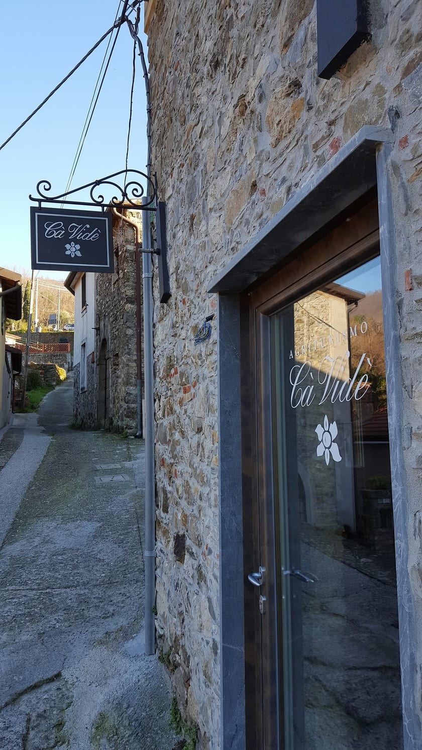 L’ingresso dell’agriturismo Cà Vidè con l’insegna